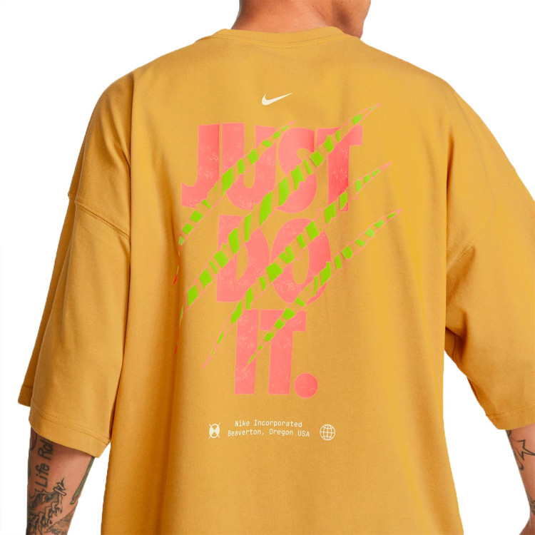 camiseta-nike-sportswear-os-brandriffs-lbr-wheat-gold-2