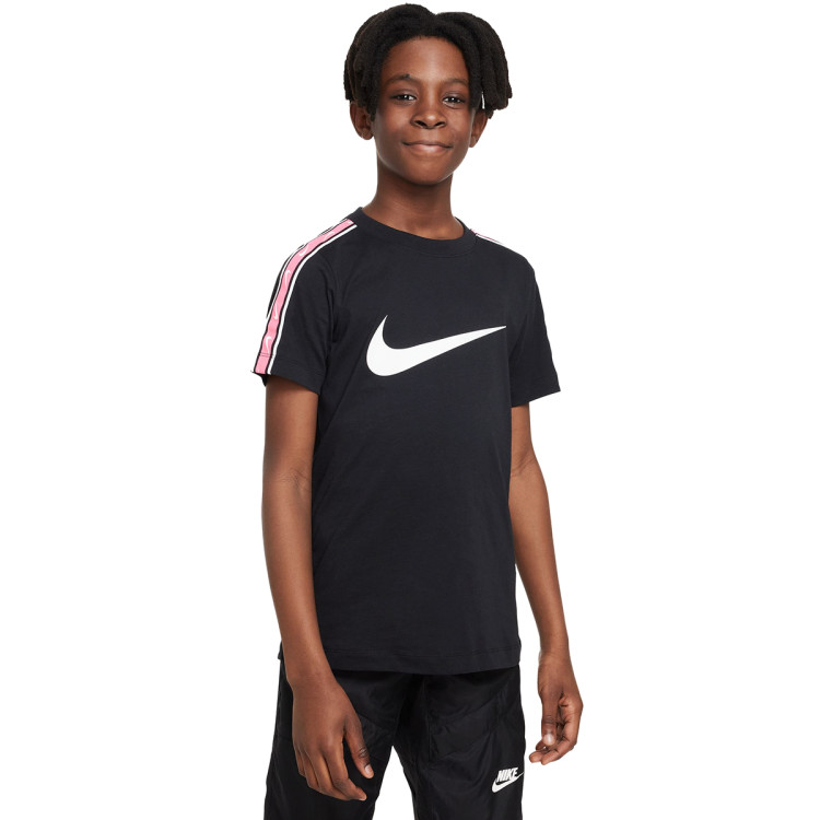 camiseta-nike-sportswear-repeat-swoosh-nino-black-pink-white-0