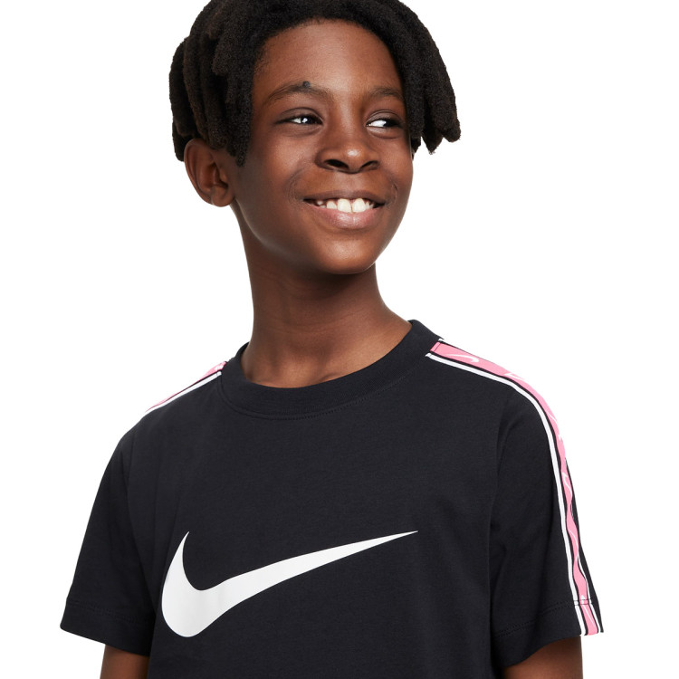 camiseta-nike-sportswear-repeat-swoosh-nino-black-pink-white-2