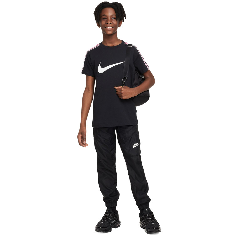 camiseta-nike-sportswear-repeat-swoosh-nino-black-pink-white-3.jpg