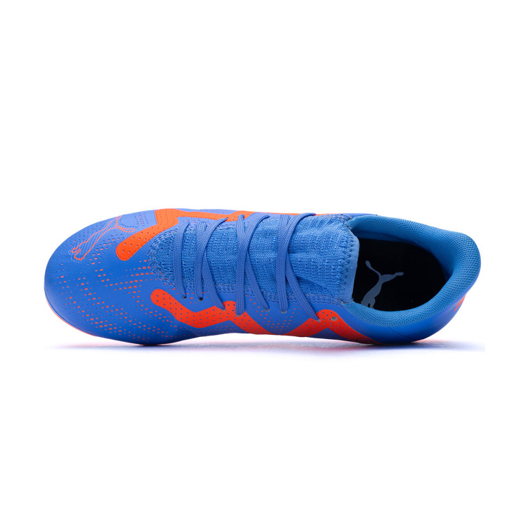 bota-puma-future-play-fgag-nino-blue-glimmer-white-ultra-orange-4.jpg