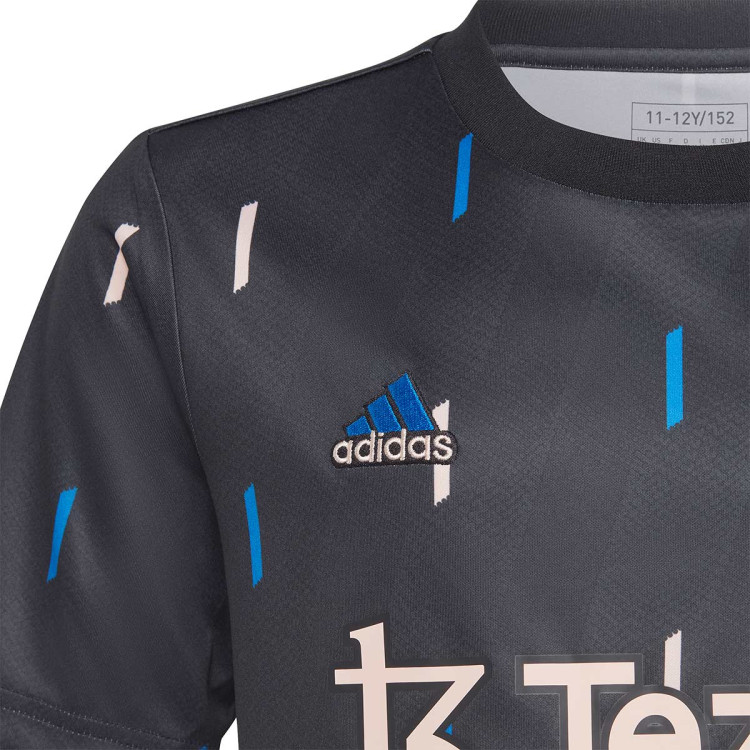 camiseta-adidas-manchester-united-fc-pre-match-2022-2023-nino-black-night-grey-glory-blue-icey-pink-2.jpg