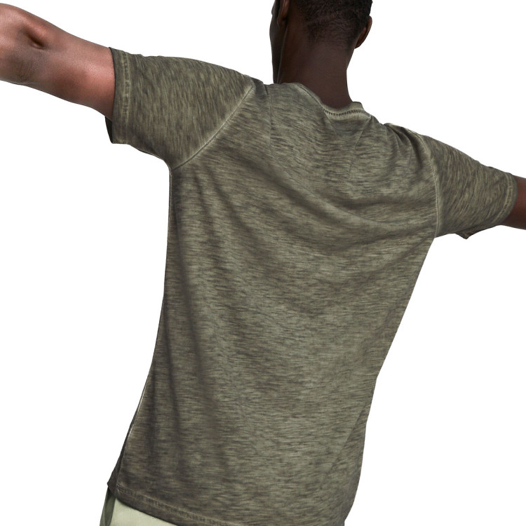 camiseta-puma-studio-foundation-wash-green-moss-3.jpg