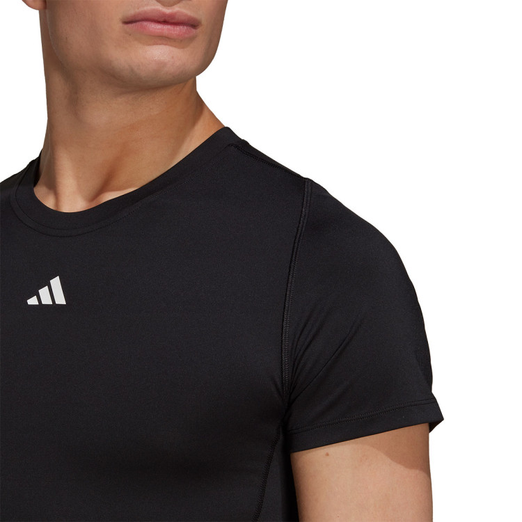 camiseta-adidas-techfit-black-3