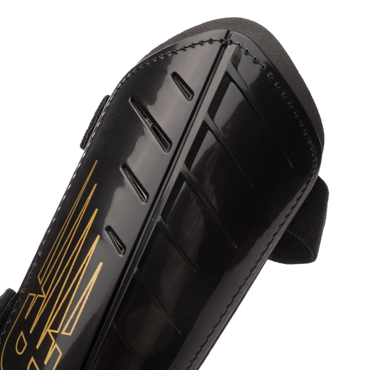 espinillera-new-balance-nclasp-flex-strap-guard-negro-1.jpg