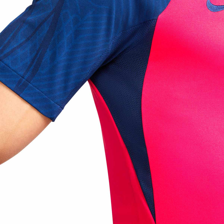 camiseta-nike-atletico-de-madrid-training-2023-2024-global-red-blue-void-regal-pink-blue-void-4
