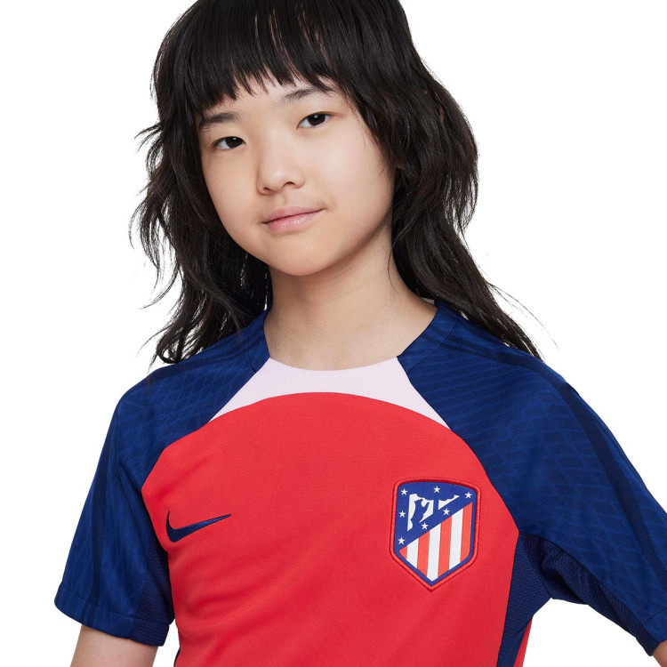 camiseta-nike-atletico-de-madrid-training-2023-2024-nino-global-red-blue-void-regal-pink-blue-void-2.jpg