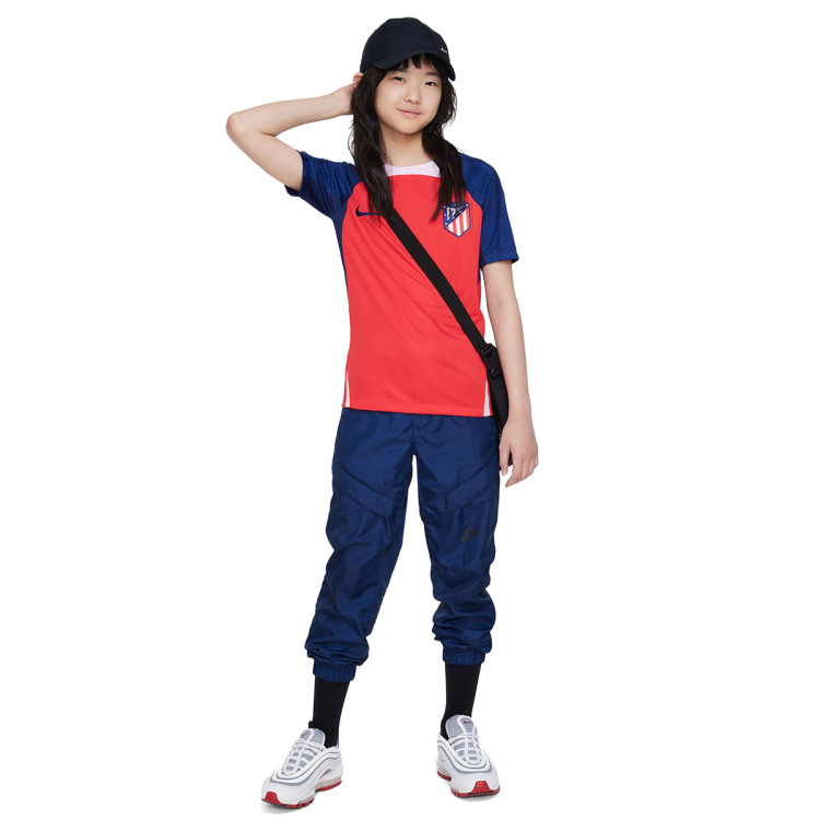 camiseta-nike-atletico-de-madrid-training-2023-2024-nino-global-red-blue-void-regal-pink-blue-void-4.jpg