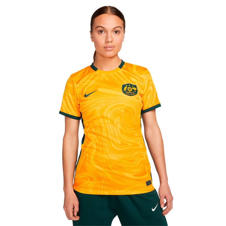 camiseta-nike-australia-primera-equipacion-stadium-mundial-femenino-2023-mujer-varsity-maize-pro-green-2