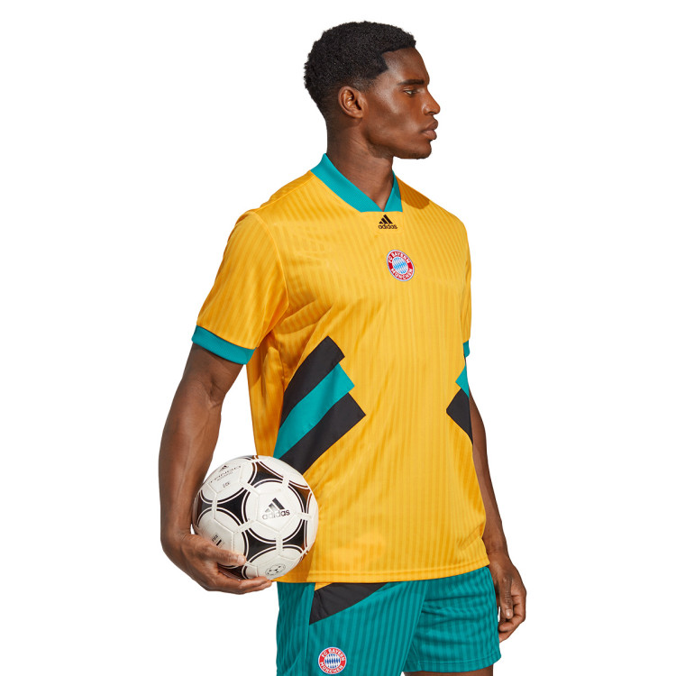 camiseta-adidas-bayern-fc-icon-pack-202223-semi-solar-gold-2.jpg