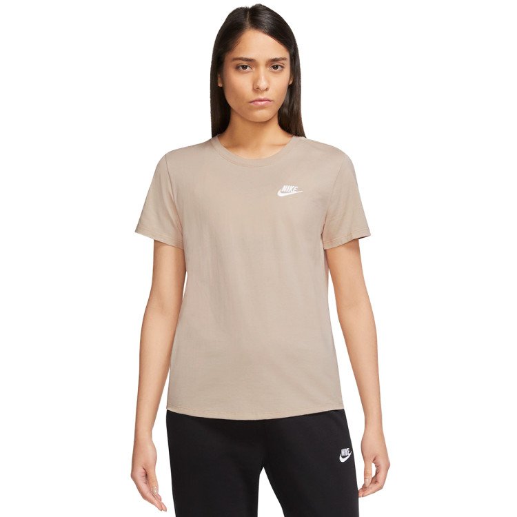 camiseta-nike-sportswear-club-mujer-sand-drift-white-0