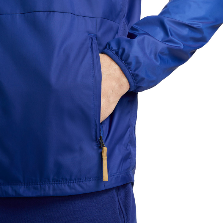 chaqueta-nike-chelsea-fc-fanswear-2023-2024-rush-blue-white-pitch-blue-club-gold-5.jpg