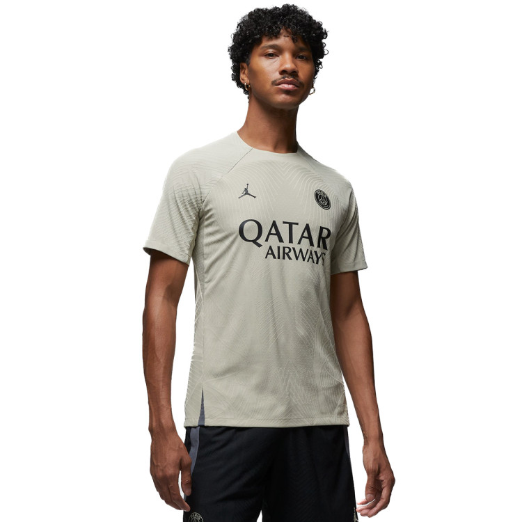 camiseta-jordan-paris-saint-germain-x-jordan-training-2023-2024-stone-iron-grey-black-0