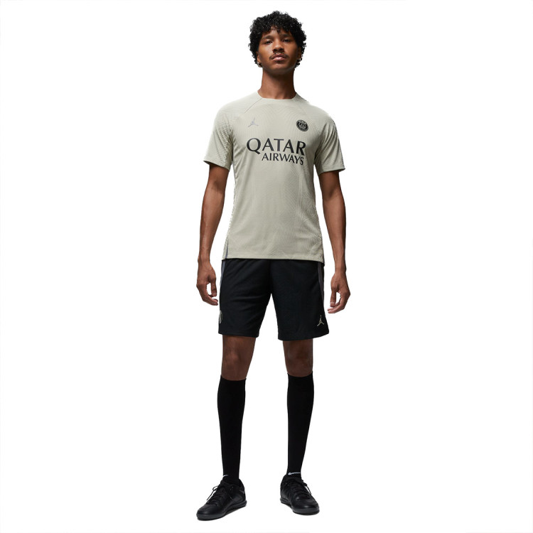 camiseta-jordan-paris-saint-germain-x-jordan-training-2023-2024-stone-iron-grey-black-5.jpg