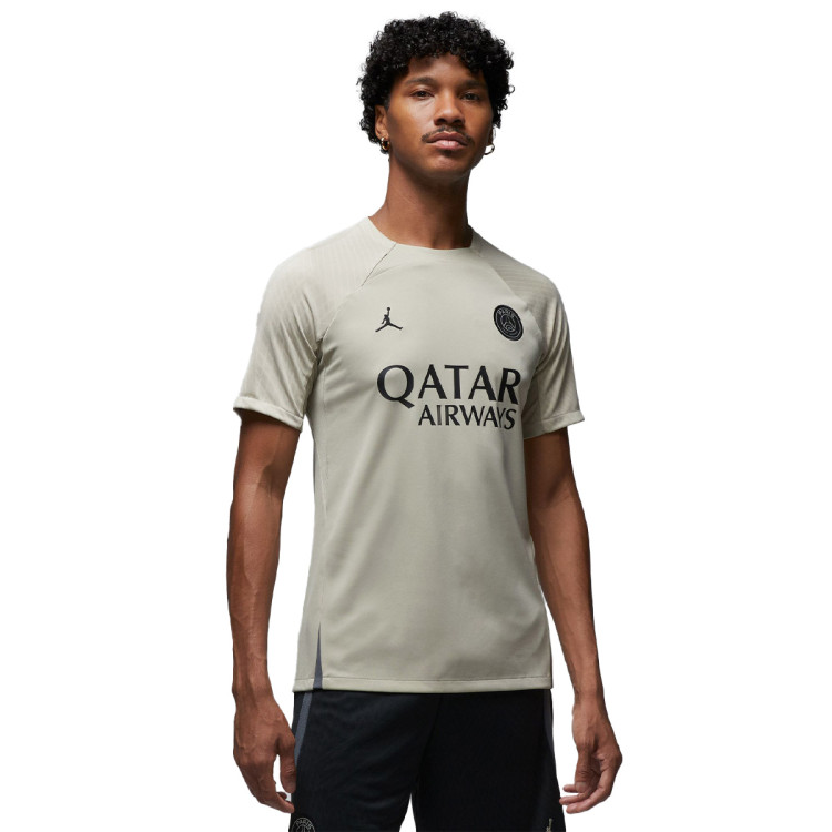 camiseta-jordan-paris-saint-germain-x-jordan-training-2023-2024-stone-stone-iron-grey-black-0