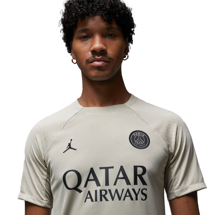 camiseta-jordan-paris-saint-germain-x-jordan-training-2023-2024-stone-stone-iron-grey-black-2