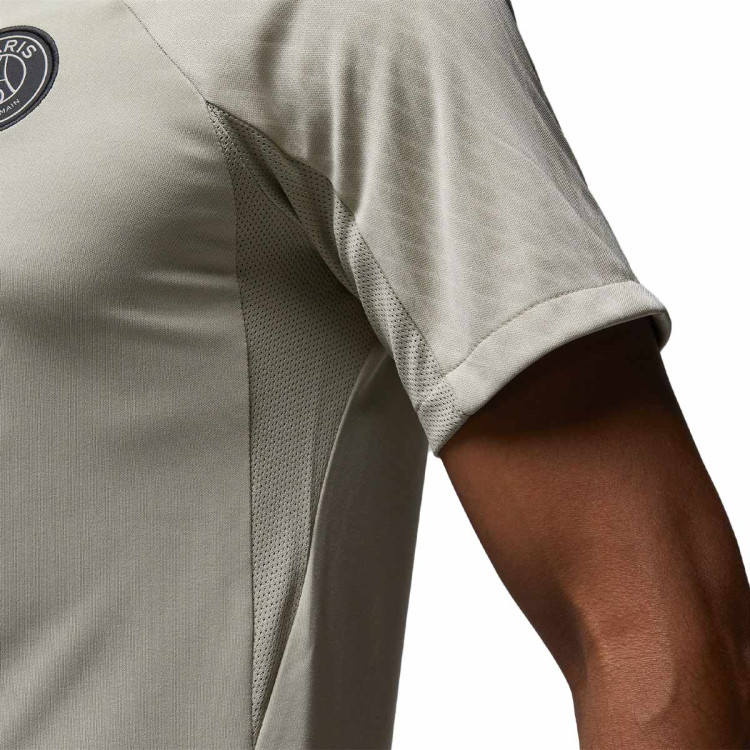 camiseta-jordan-paris-saint-germain-x-jordan-training-2023-2024-stone-stone-iron-grey-black-4.jpg