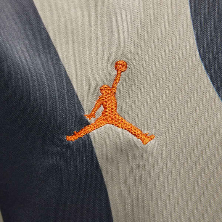 camiseta-jordan-paris-saint-germain-x-jordan-pre-match-2023-2024-stone-iron-grey-magmaange-4.jpg