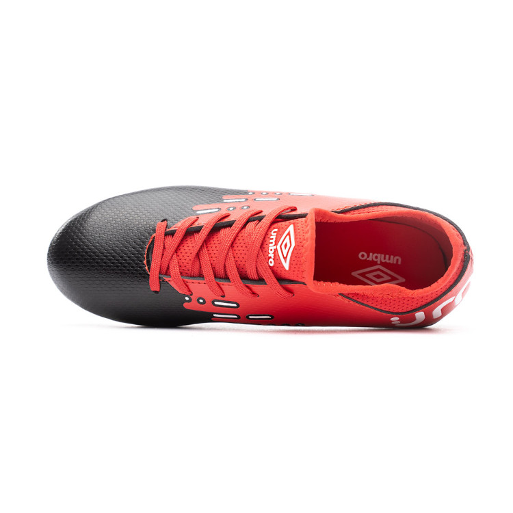 bota-umbro-cypher-ag-nino-black-white-bermillon-4.jpg