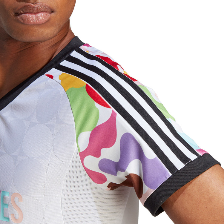 camiseta-adidas-tiro-pride-mujer-white-3.jpg