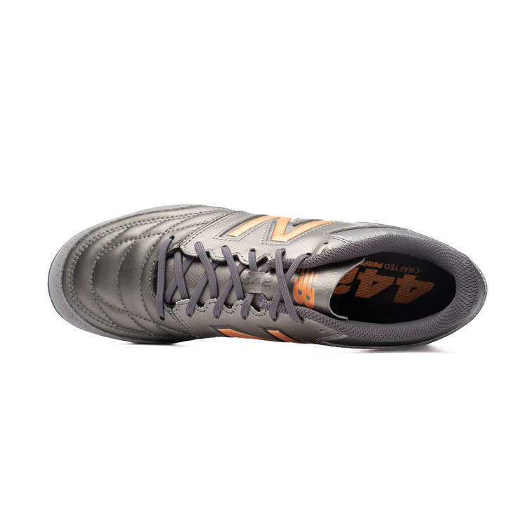 bota-new-balance-442-v2-team-turf-silver-4.jpg