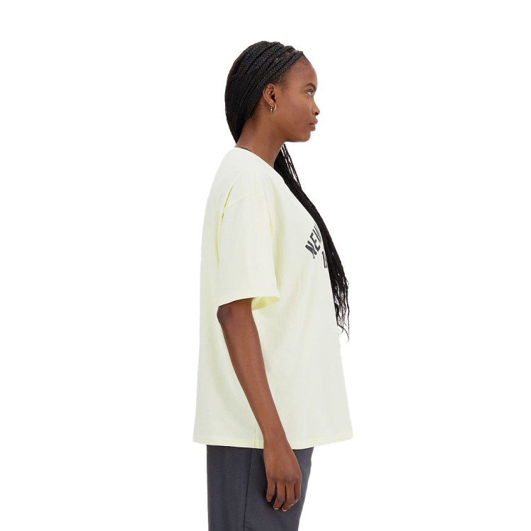 camiseta-new-balance-essentials-varsity-oversized-mujer-yellow-1