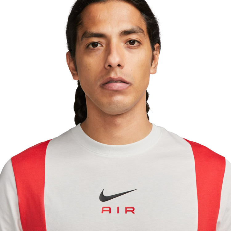 camiseta-nike-sportswear-swoosh-air-top-summit-white-crimson-summit-white-3.jpg
