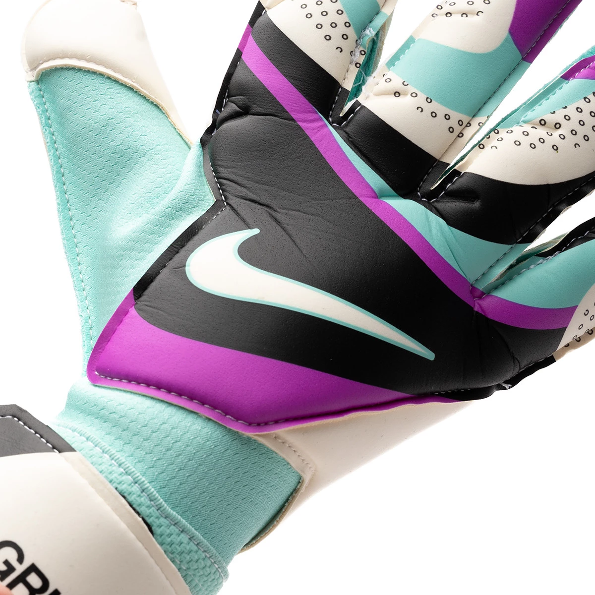 Nike grip 3 black hotsell