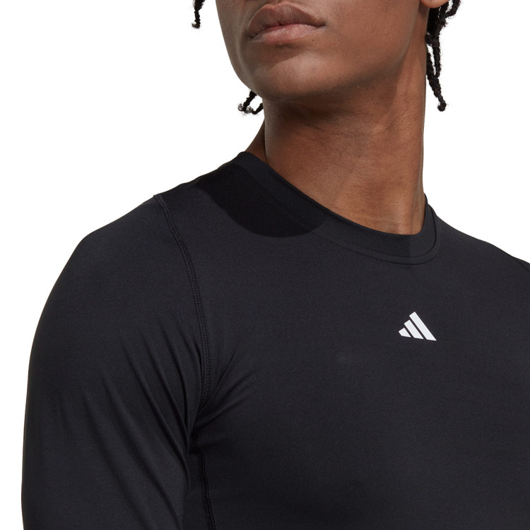 camiseta-adidas-tech-fit-black-2.jpg