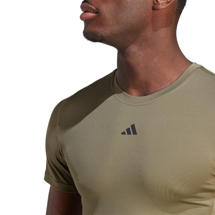 camiseta-adidas-tech-fit-olive-strata-3