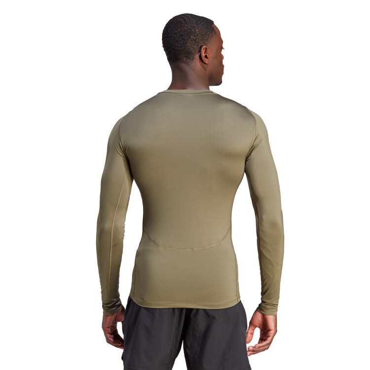 camiseta-adidas-tech-fit-olive-strata-1.jpg