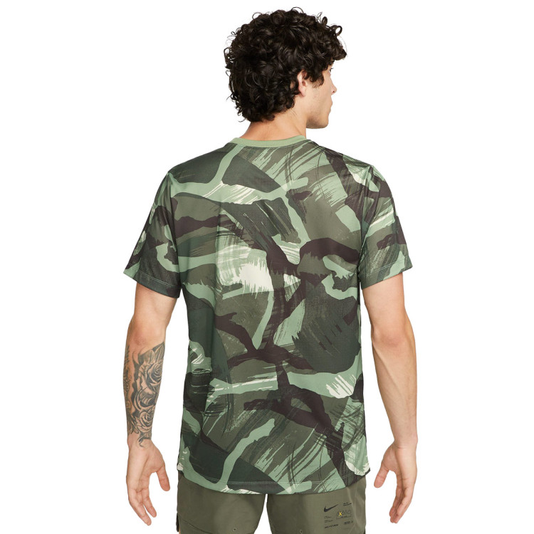 camiseta-nike-dri-fit-legend-camo-oil-green-1