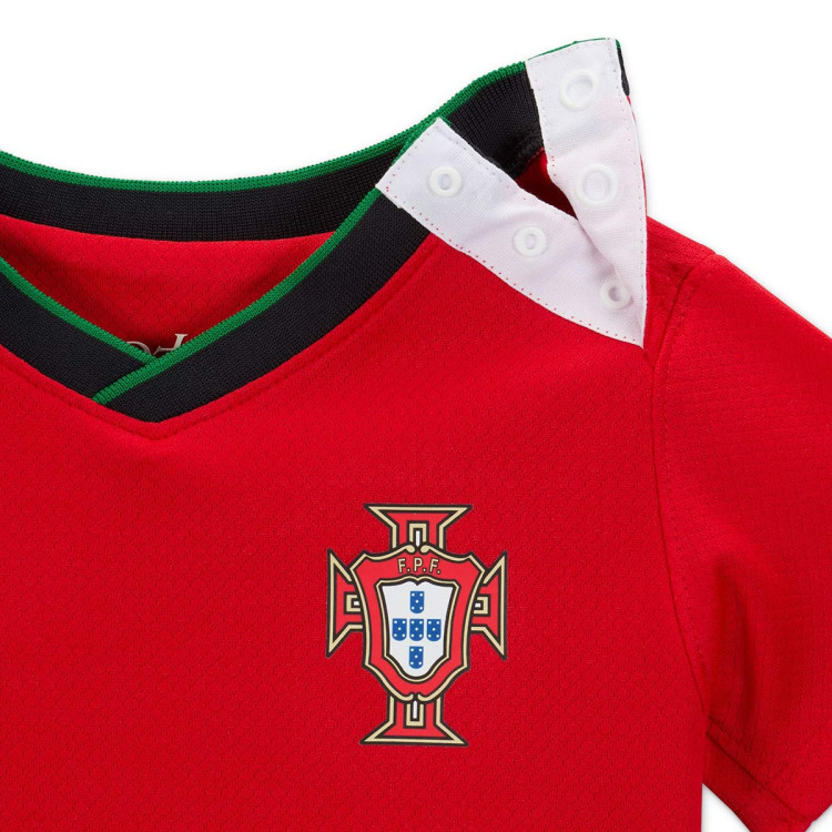 conjunto-nike-portugal-primera-equipacion-eurocopa-2024-bebe-university-red-pine-green-pitch-blue-sail-2