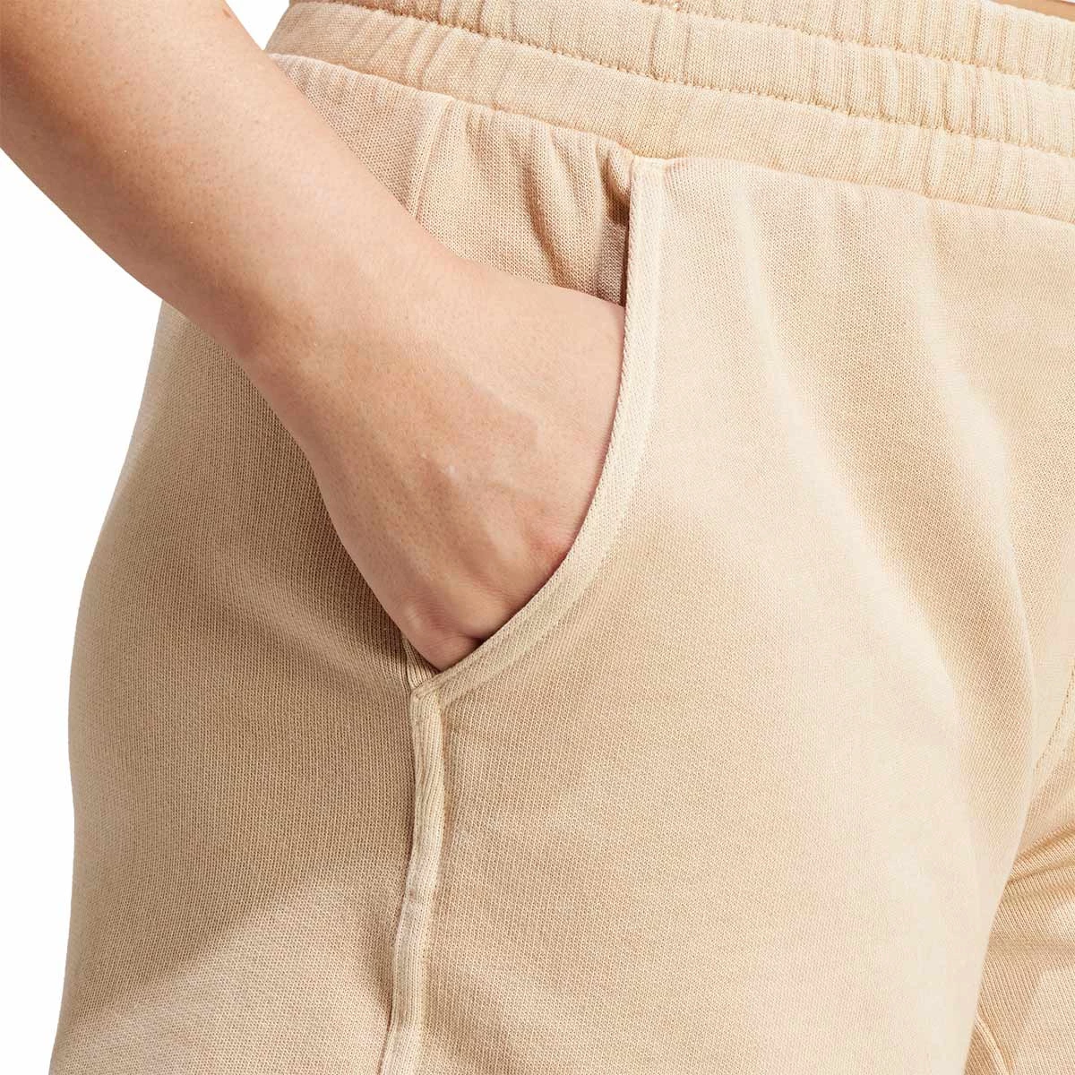 https://www.futbolemotion.com/imagesarticulos/219518/grandes/pantalon-corto-adidas-trefoil-essentials-mujer-magic-beige-4.webp