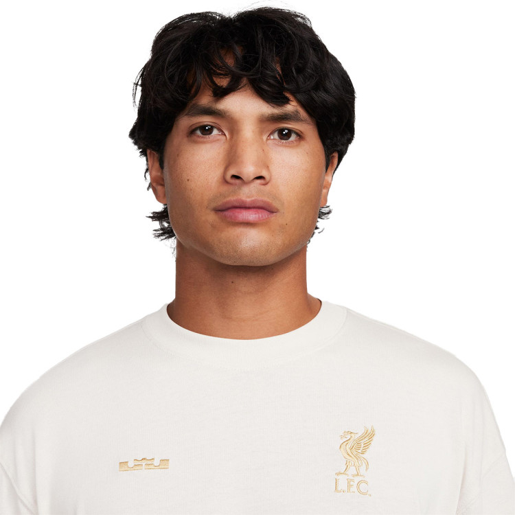 camiseta-nike-liverpool-fc-fanswear-2023-2024-lt-orewood-brn-truly-gold-3