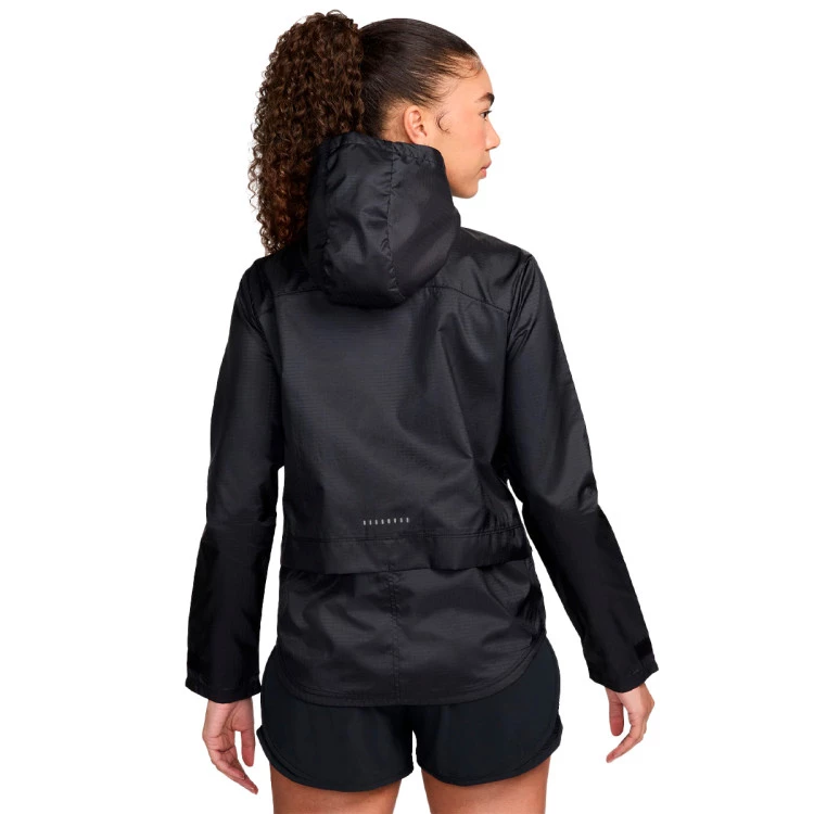 chubasquero-nike-essential-black-white-1
