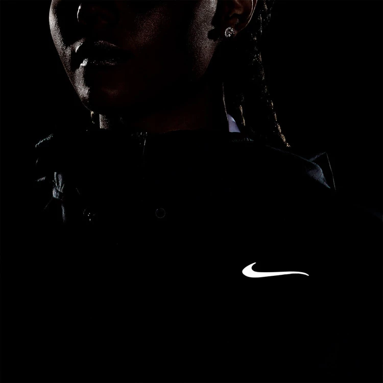 chubasquero-nike-essential-black-white-2