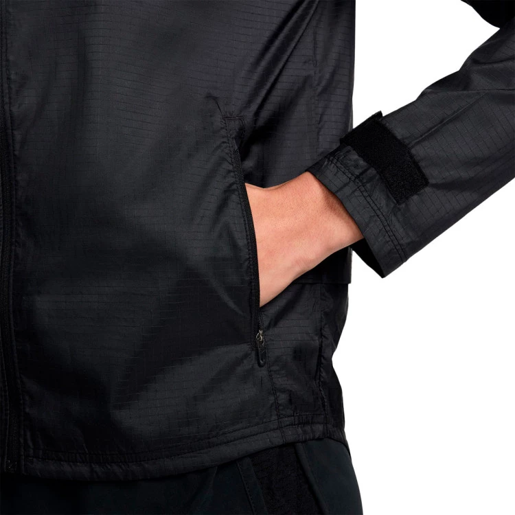 chubasquero-nike-essential-black-white-4