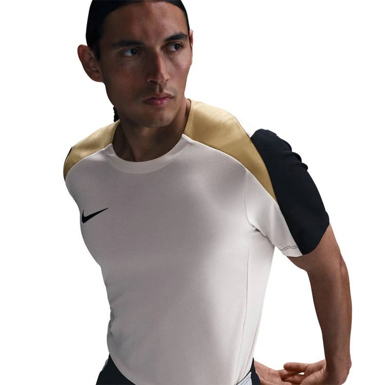 camiseta-nike-dri-fit-strike-pale-ivory-black-jersey-gold-black-3