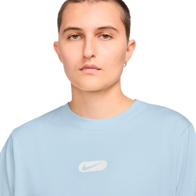 Nike Camiseta Sportswear Club Swoosh Mujer — foto 3