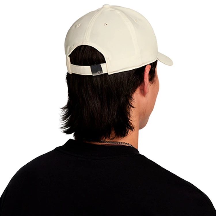 gorra-nike-dri-fit-club-coconut-milk-metallic-silver-1