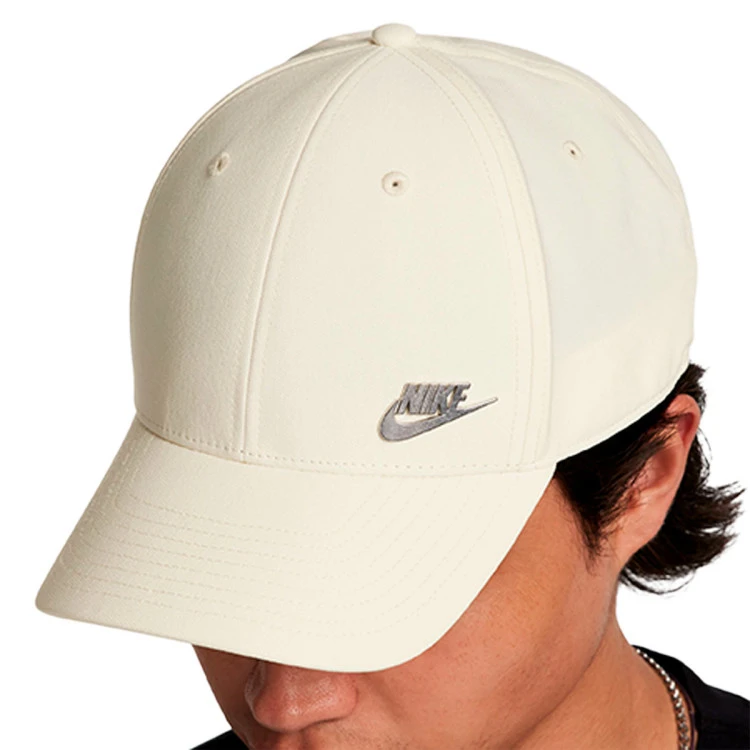 gorra-nike-dri-fit-club-coconut-milk-metallic-silver-2