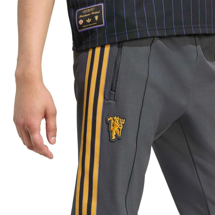 pantalon-largo-adidas-manchester-united-icons-fanswear-2025-2026-utility-black-2