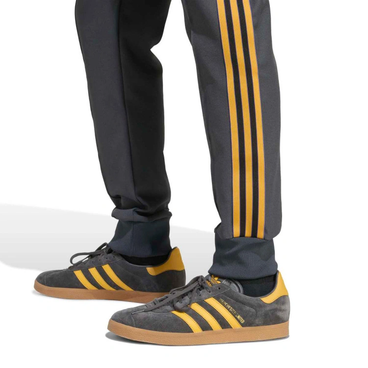 pantalon-largo-adidas-manchester-united-icons-fanswear-2025-2026-utility-black-3