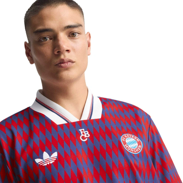 camiseta-adidas-fc-bayern-lifestyler-fanswear-2025-2026-red-dark-blue-2