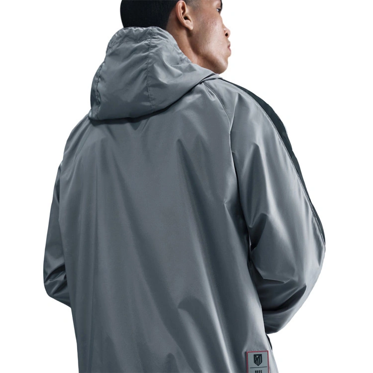 chandal-nike-atletico-de-madrid-fanswear-2025-2026-smoke-grey-black-sport-red-no-sponsor-3