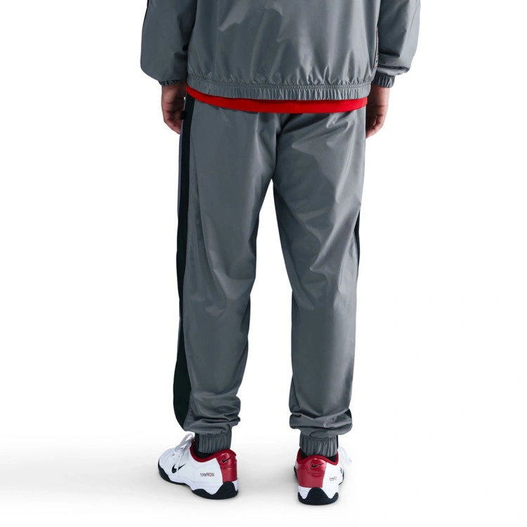 chandal-nike-atletico-de-madrid-fanswear-2025-2026-smoke-grey-black-sport-red-no-sponsor-5