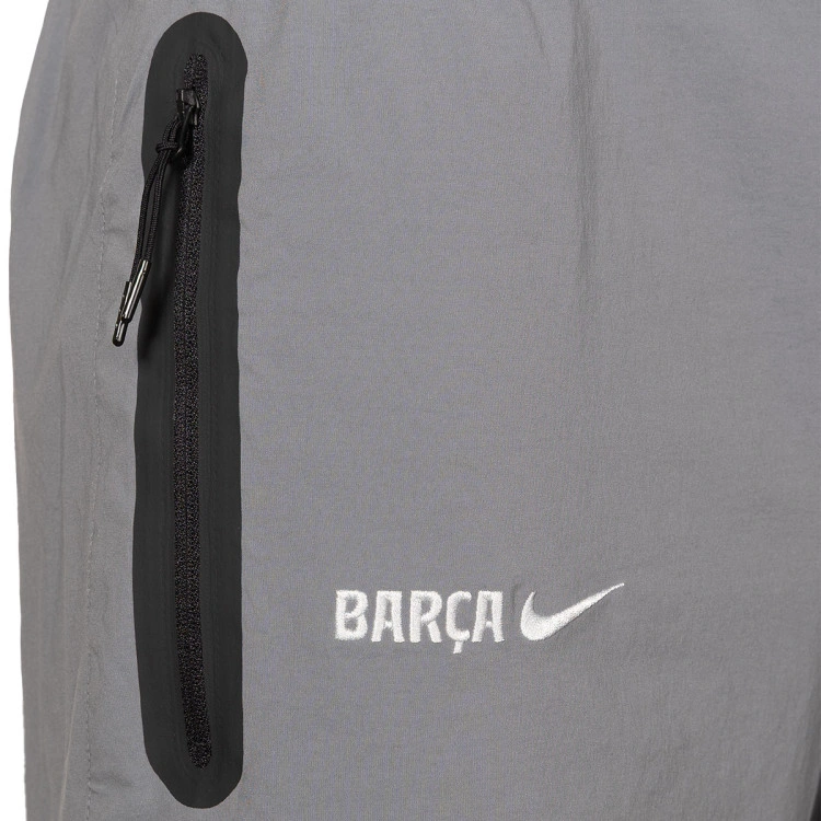 pantalon-largo-nike-fc-barcelona-woven-tech-fanswear-2025-2026-smoke-grey-lt-smoke-grey-lt-smoke-grey-no-spo-4