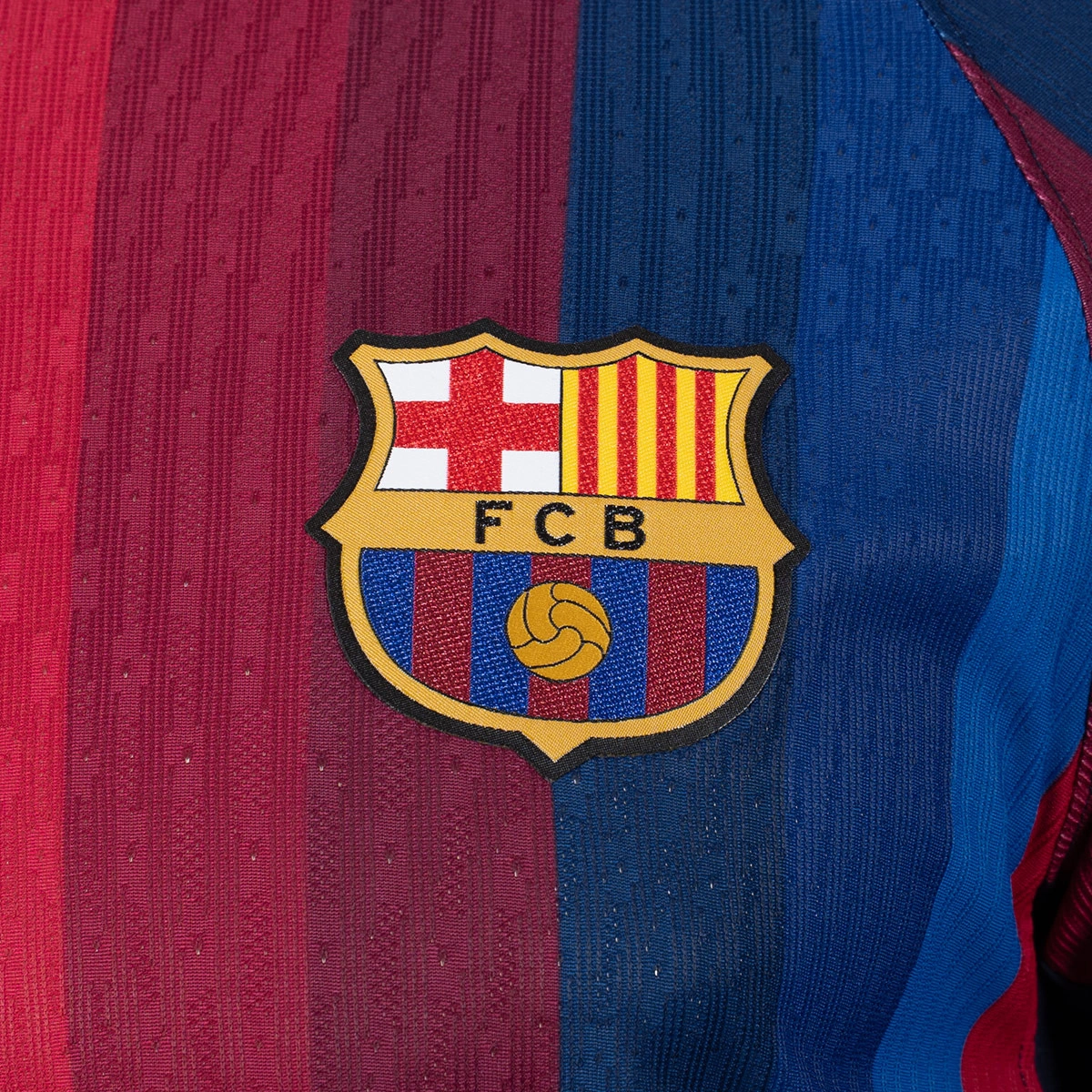 camiseta-nike-fc-barcelona-primera-equipacion-authentic-2026-2027-garnet-3