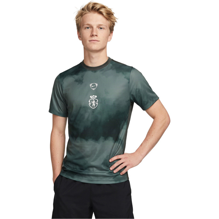 HAI SPORTING GEAR 長袖シャツ　パッチワーク　グリーン Jersey Nike Sporting CP Pre-Match 2026-2027 Green - Fútbol Emotion